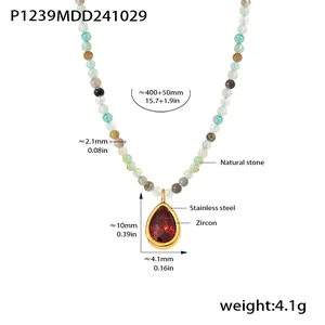 Vue détaillée du collier de perles avec pendentif zircon et dimensions du produit.