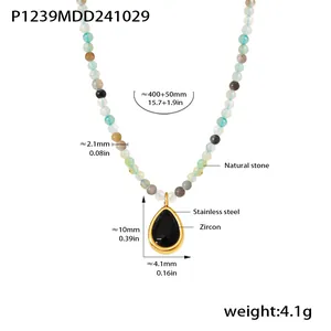 Vue détaillée du collier en perles de pierre naturelle avec pendentif goutte en zircon.