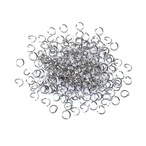 Détail macro d'anneaux de jonction ouverts en acier inoxydable pour création de bijoux.