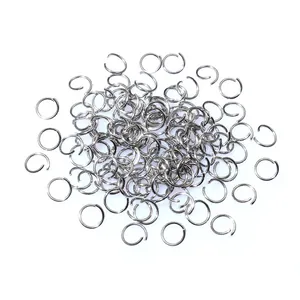 Gros plan sur des anneaux de jonction ouverts en acier inox pour la création de bijoux.