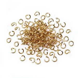 Gros plan d'anneaux de jonction en acier inoxydable doré pour la création de bijoux