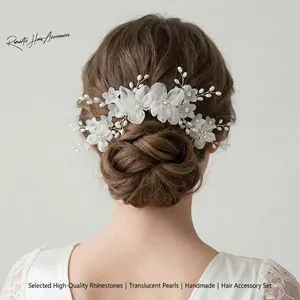 Vista dettagliata dell'accessorio per capelli da sposa floreale bianco con perle