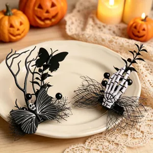 Barrettes d'Halloween gothiques avec main de squelette et papillon noir sur assiette