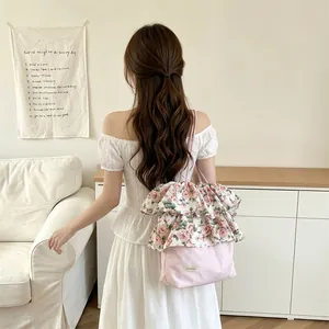 Gedetailleerd overzicht van de roze tote bag met rozenpatroon en ruches voor dames.