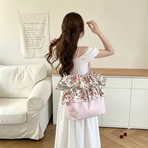 Vrouw met een vintage tas met rozenprint en ruches in een gezellige huiselijke sfeer