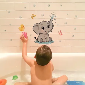 Vista detallada de pegatinas de pared de elefantes y patos en una escena de bañera de baño