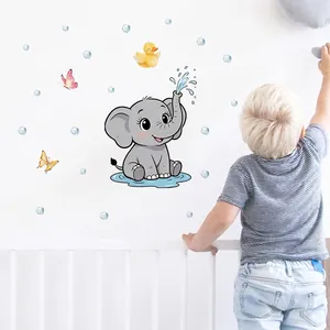 Detalle de pegatinas de pared de elefante de dibujos animados en el dormitorio