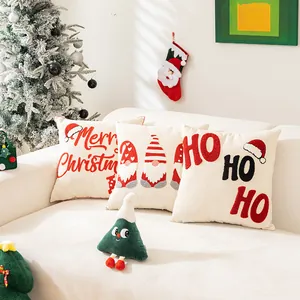 Set di tre federe per cuscini natalizi con scritte Merry Christmas e gnomi rossi