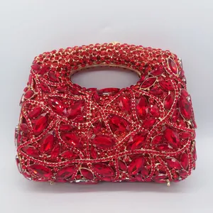 Gros plan d'une pochette de soirée incrustée de cristaux rouges et de strass brillants