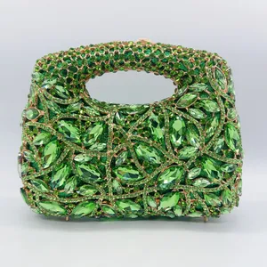 Vue détaillée d'une pochette de soirée verte de luxe avec des strass de taille marquise.