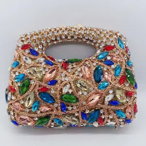 Détail d'une pochette de luxe ajourée avec des strass en verre multicolores