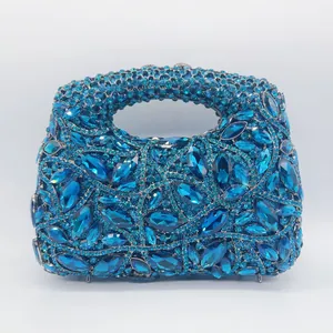Exquise pochette de soirée luxueuse en strass de verre bleu, parfaite pour les soirées élégantes