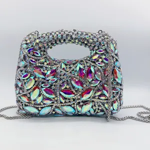 Vue détaillée d'une pochette de soirée luxueuse avec strass colorés et bandoulière