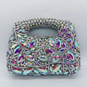Détail de la pochette de soirée luxueuse avec strass AB colorés et design évidé.
