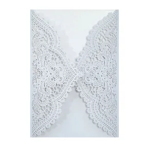 Detailansicht einer komplizierten weißen lasergeschnittenen Spitze Hochzeitskarte.