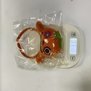 Halloween pluche pompoen hoofdband op digitale weegschaal met gewicht van 33,0 gram.