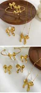 Élégante parure de bijoux nœud doré avec collier, bracelet, bague et boucles
