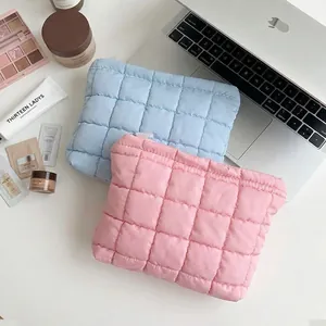 Dos elegantes neceseres acolchados en azul y rosa pastel para almacenamiento de viaje