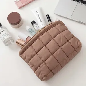 Bolsa de maquillaje acolchada marrón de gran capacidad para viaje, minimalista.