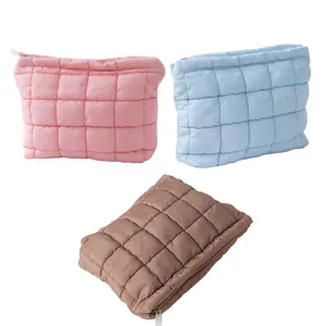 Juego de tres bolsas de cosméticos de algodón acolchado en rosa, azul y marrón para viaje