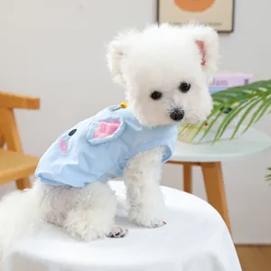 Detailansicht einer süßen hellblauen ärmellosen Haustierweste mit rosa Ohren am Hund