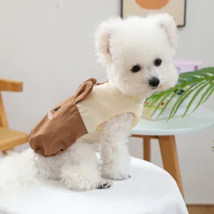 Detaillierte Makroansicht der niedlichen Haustierweste mit Fuchsmotiv auf einem Hund
