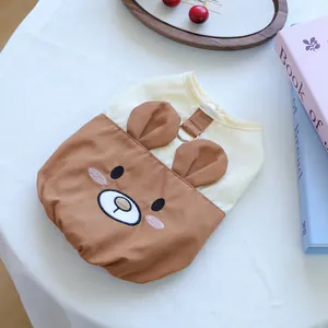 Detailansicht der niedlichen Bärenstickerei auf einer ärmellosen Weste für kleine Hunde