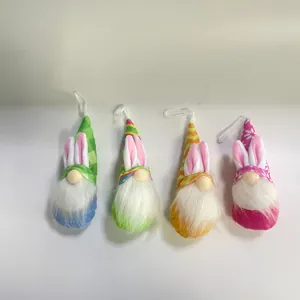Vista detallada de un juego de 4 gnomos de Pascua coloridos con orejas de conejo