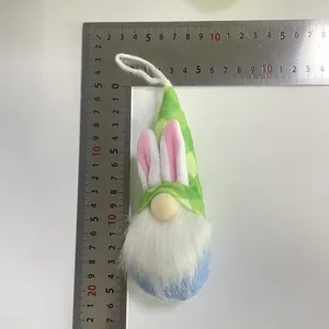 Medición del adorno colgante del gnomo de Pascua con gorro verde y orejas