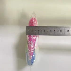 Vista detallada que muestra el grosor de 4 cm del colgante de peluche de gnomo de Pascua