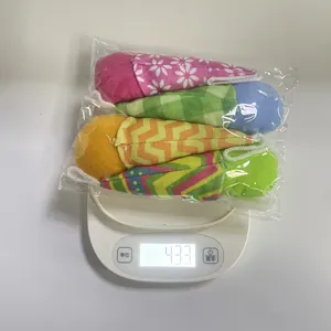 Peso total de un juego de 4 adornos colgantes de felpa de Pascua en colores vivos