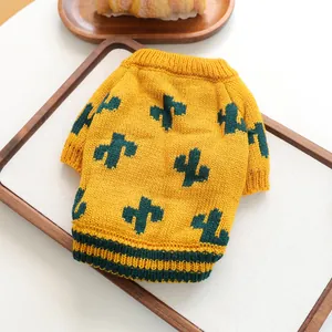 Vista detallada del suéter de punto amarillo para mascotas con patrón de cactus y textura