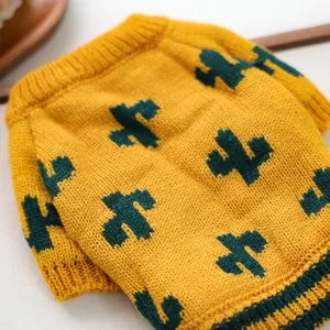 Primer plano de un suave jersey de punto amarillo para mascotas con cactus