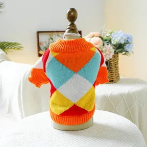 Vista de detalle de un vibrante suéter de punto con rombos para mascotas en un maniquí