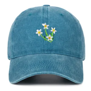 Gedetailleerd overzicht van het bloemmotief op deze vintage gewassen blauwe honkbalpet