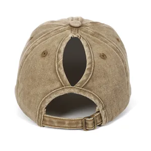 Achteraanzicht van een kaki paardenstaart baseballpet met ovale opening en gesp.