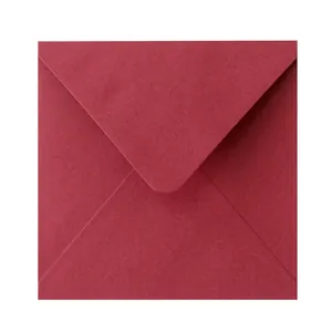 Enveloppe carrée en papier nacré bordeaux de haute qualité pour les invitations.