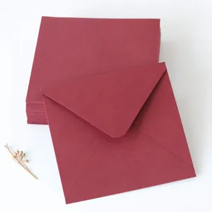 Vue détaillée d'enveloppes carrées en papier perlé bordeaux pour invitations de mariage