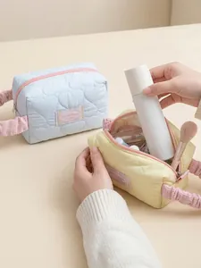Beauty case trapuntato con cuori e manici in peluche rosa, grande capacità