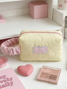 Borsa cosmetica crema trapuntata a cuore con manico scrunchie rosa in stile Ins