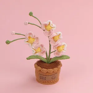 Filigraner handgehäkelter Tulpenpott in Rosa und Gelb mit dekorativem Smiley-Etikett