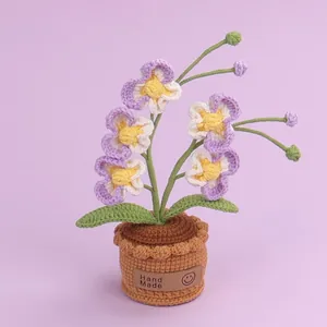 Handgefertigter Häkel-Orchideen-Blumentopf in Lila und Gelb, süße Schreibtischdeko.