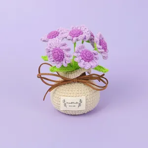 Handgehäkelter violetter Gänseblümchen-Blumentopf für stilvolle Schreibtischdekoration.