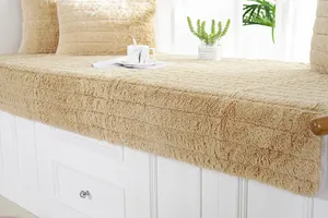 Tappetino per davanzale in morbido peluche beige con trama a righe per arredamento
