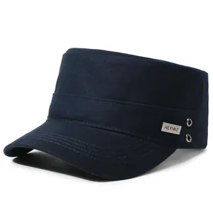 Klassieke marineblauwe militaire pet voor heren met metalen merklabel aan de zijkant