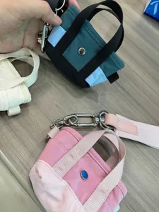 Primo piano di mini borse in tela con clip metalliche in vari colori