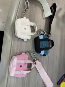 Vista dettagliata di mini portamonete in tela con cinturini da polso in vari colori moda