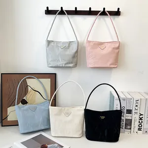 Sacs à bandoulière en nylon froissé minimalistes en cinq couleurs chic dans un cadre esthétique.