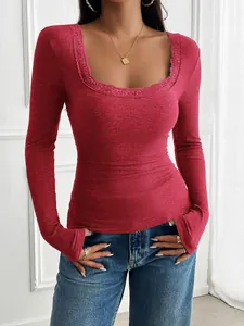 T-shirt aderente a maniche lunghe a costine con scollo a U in pizzo rosso lampone