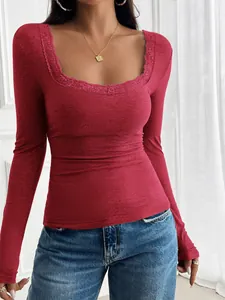Dettaglio del top a costine rosso aderente con delicato bordo in pizzo sullo scollo a U